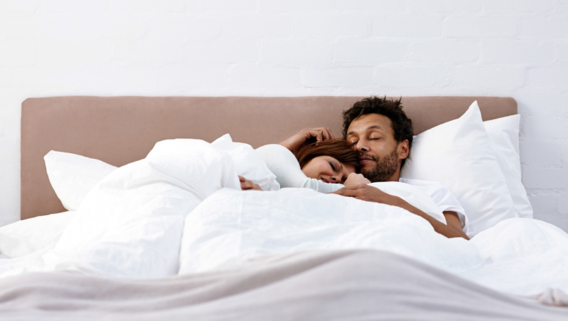 couple-sleeping